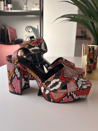 Sandalias Bershka tacón plataforma multicolor