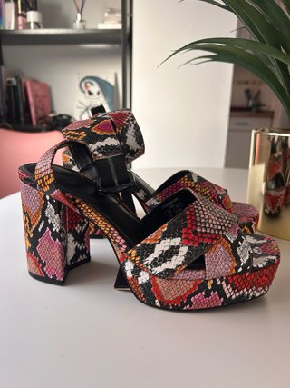 Sandalias Bershka tacón plataforma multicolor