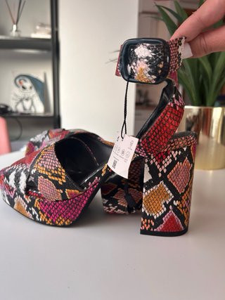 Sandalias Bershka tacón plataforma multicolor