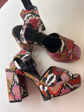 Sandalias Bershka tacón plataforma multicolor