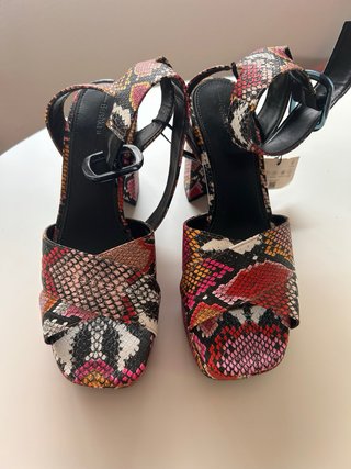 Sandalias Bershka tacón plataforma multicolor