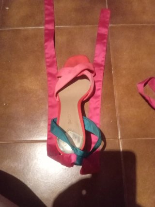 Tacones  elegantes y de tiras rosas
