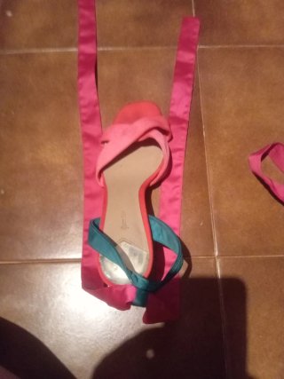 Tacones  elegantes y de tiras rosas