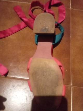 Tacones  elegantes y de tiras rosas