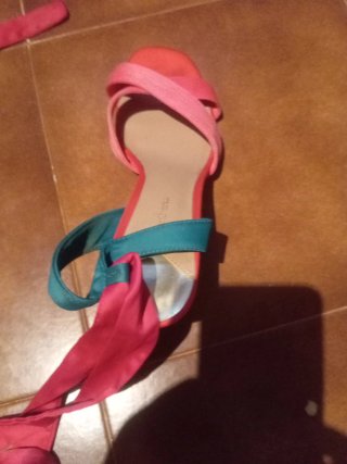 Tacones  elegantes y de tiras rosas