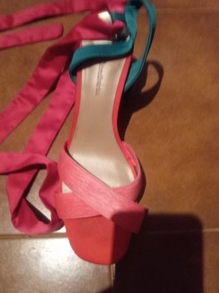 Tacones  elegantes y de tiras rosas
