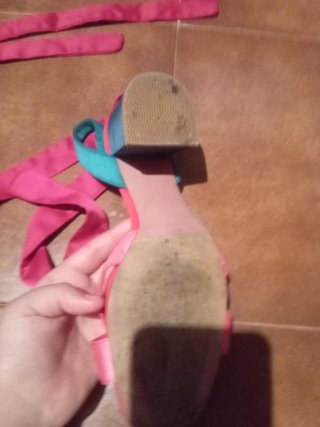 Tacones  elegantes y de tiras rosas