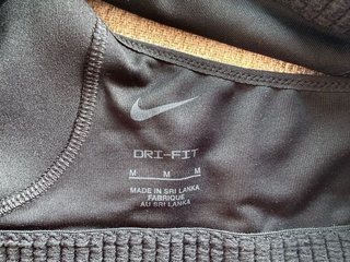 Top deportivo Nike Dry-Fit negro