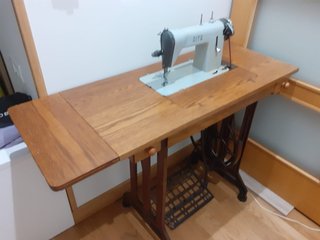 Máquina de coser Alfa con mesa