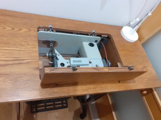 Máquina de coser Alfa con mesa
