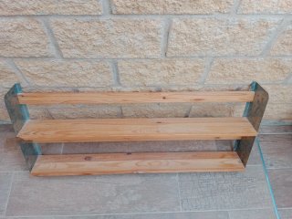 Estanterías de madera y hierro