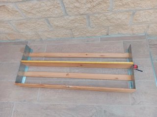 Estanterías de madera y hierro