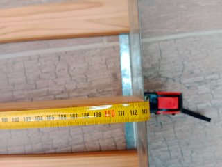 Estanterías de madera y hierro