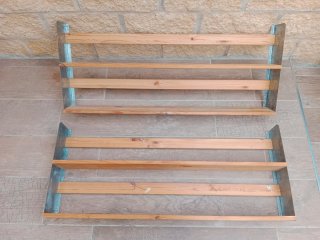 Estanterías de madera y hierro