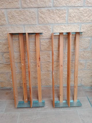 Estanterías de madera y hierro