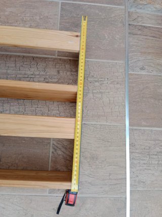 Estanterías de madera y hierro