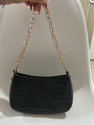 Borsa a spalla nera effetto coccodrillo