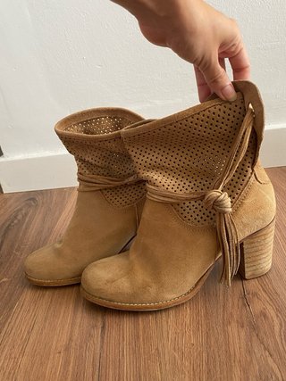 Botines beige con flecos