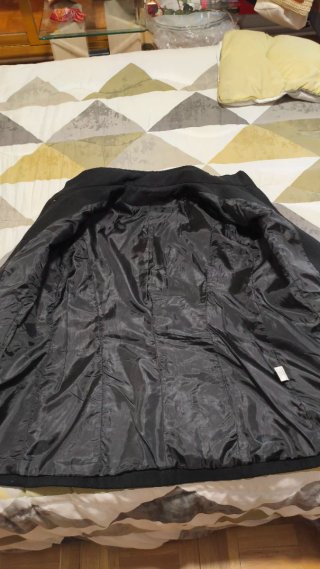 Impecable chaquetón negro mujer,