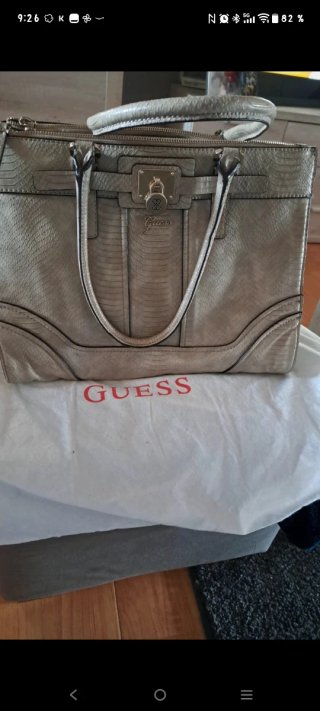 Bolso Guess gris con candado plateado poco uso