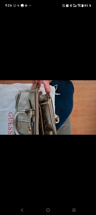Bolso Guess gris con candado plateado poco uso