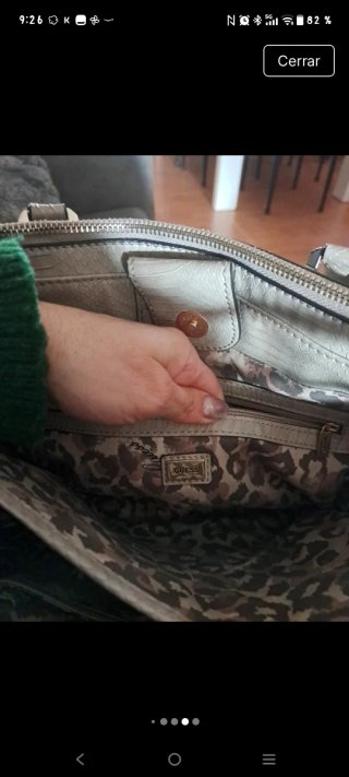 Bolso Guess gris con candado plateado poco uso
