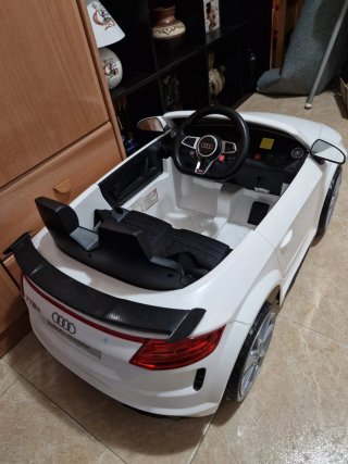 Coche infantil Audi TT RS con mando