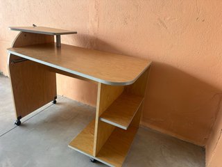 Mesa de escritorio de madera
