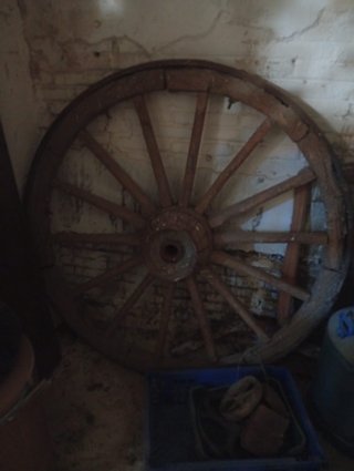 Rueda de carro antigua de madera