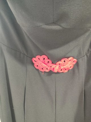 Mono negro con detalle rojo