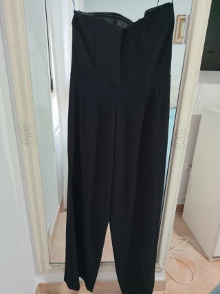 Mono negro con detalle rojo