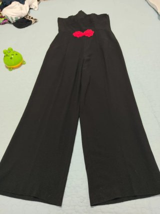 Mono negro con detalle rojo