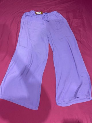 Pantalón fino lila con etiqueta