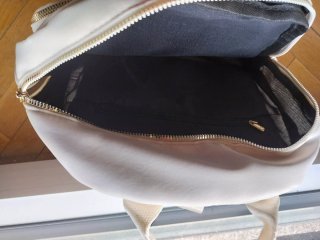 Mochila beige mujer con tachuelas