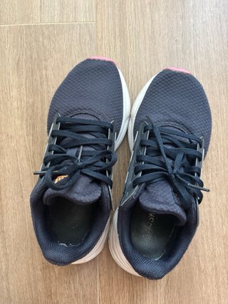 Zapatillas Adidas azul marino con detalles rosas