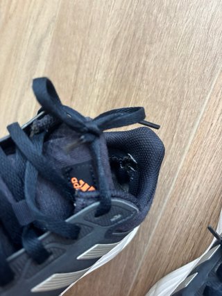 Zapatillas Adidas azul marino con detalles rosas