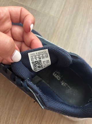 Zapatillas Adidas azul marino con detalles rosas