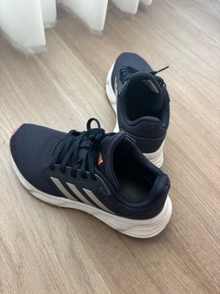 Zapatillas Adidas azul marino con detalles rosas