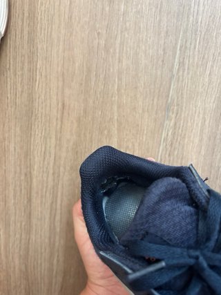 Zapatillas Adidas azul marino con detalles rosas