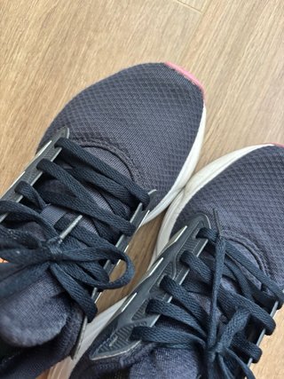 Zapatillas Adidas azul marino con detalles rosas