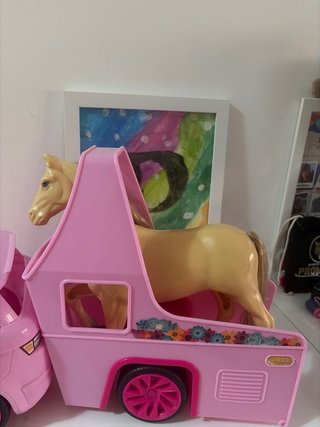 Coche y remolque Barbie rosa con caballo