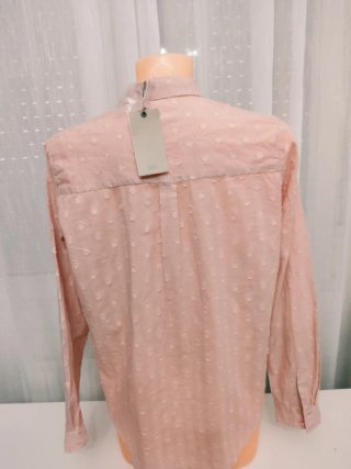 Camisa rosa de botones con topos