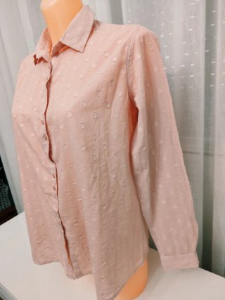 Camisa rosa de botones con topos