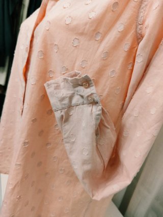 Camisa rosa de botones con topos