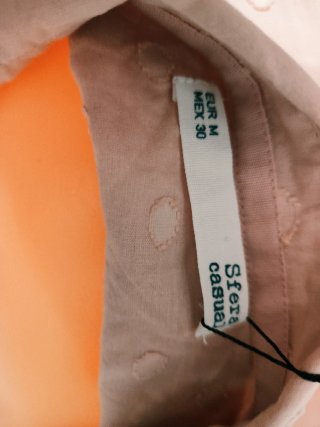 Camisa rosa de botones con topos