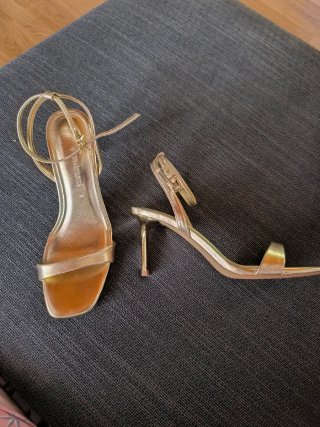 Sandalias doradas Stradivarius