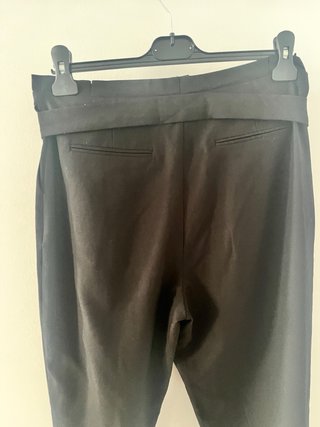Pantalón negro con cinturón