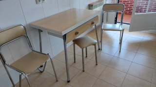 Mesa cocina + 2 sillas + 1 taburete
