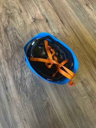 Casco y equipo de escalada azul