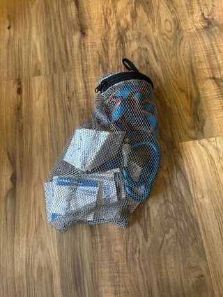 Casco y equipo de escalada azul